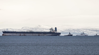 Petrolierul marinera insotit de o nava a pazei de coasta americane