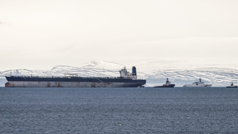 Petrolierul rus Marinera a ajuns în apele britanice, escortat de Paza de Coastă americană
