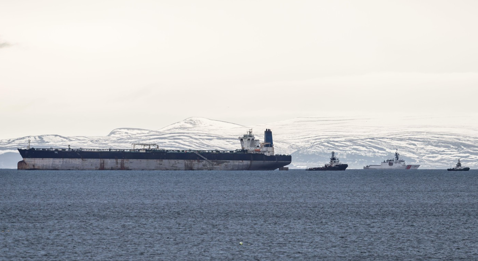 Petrolierul rus Marinera a ajuns în apele britanice, escortat de Paza de Coastă americană