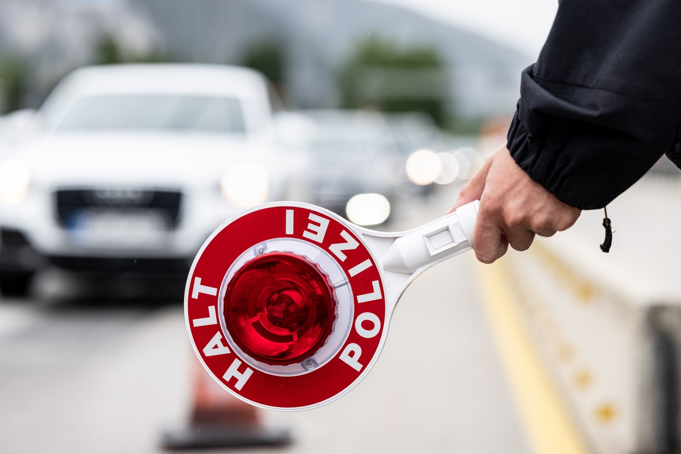 Un român la un pas de coma alcoolică a mers 30 de km pe contrasens pe o autostradă din Germania. Cum a încercat poliția să-l oprească