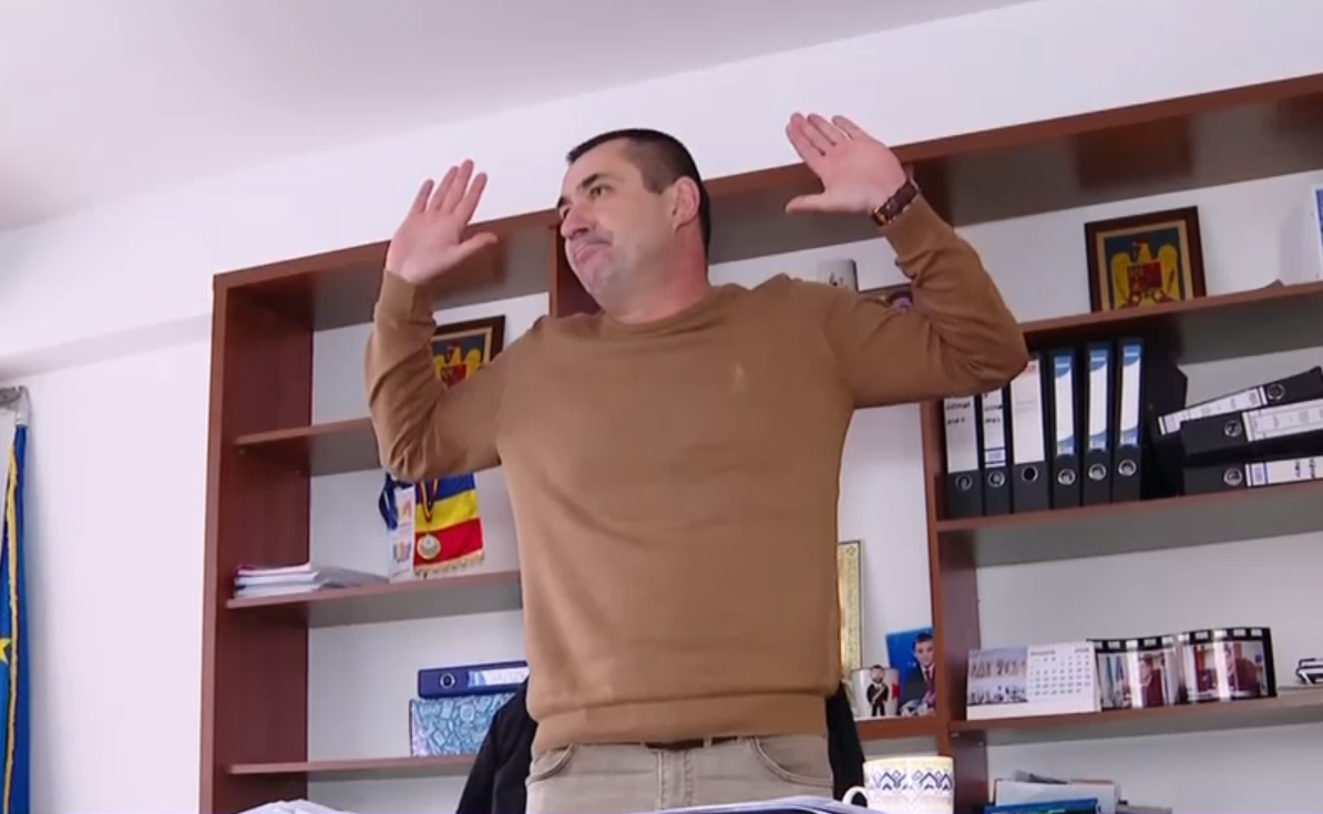 Primarul din Giurgiu anchetat după ce a trimis poze indecente unei minore se apără spunând că nu știa vârsta ei. Mesajele îl contrazic