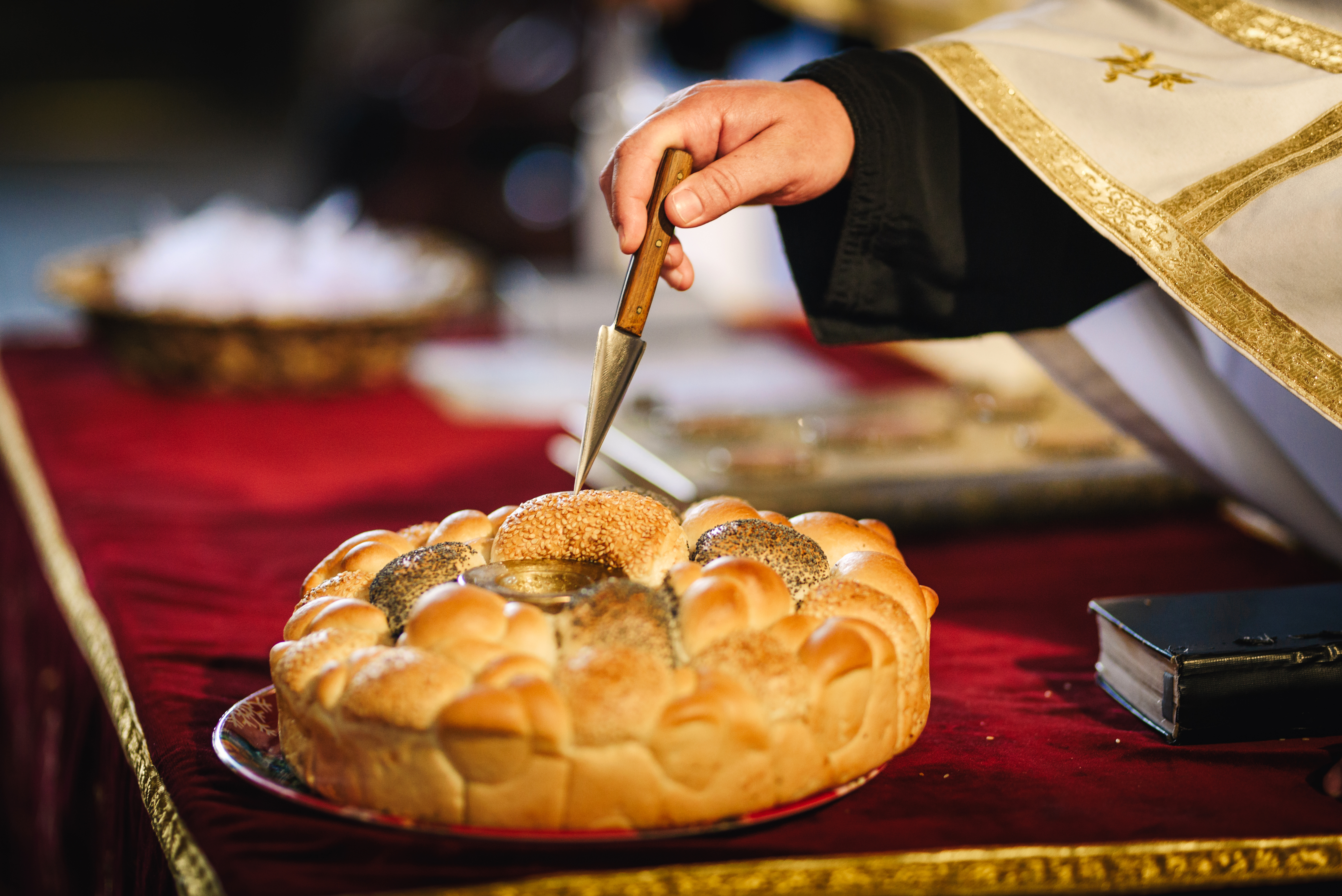 Când sunt Moșii de iarnă 2026: Ce se pregătește pentru pomană în Sâmbăta Morților