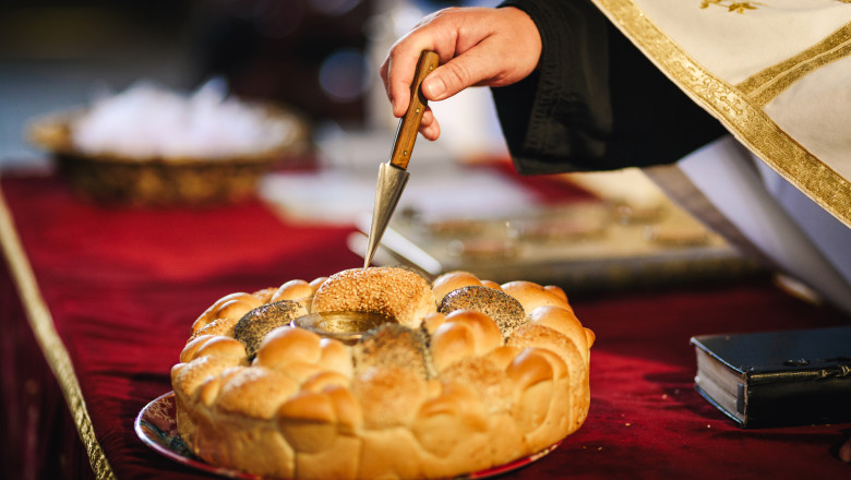 Când sunt Moșii de iarnă 2026: Ce se pregătește pentru pomană în Sâmbăta Morților