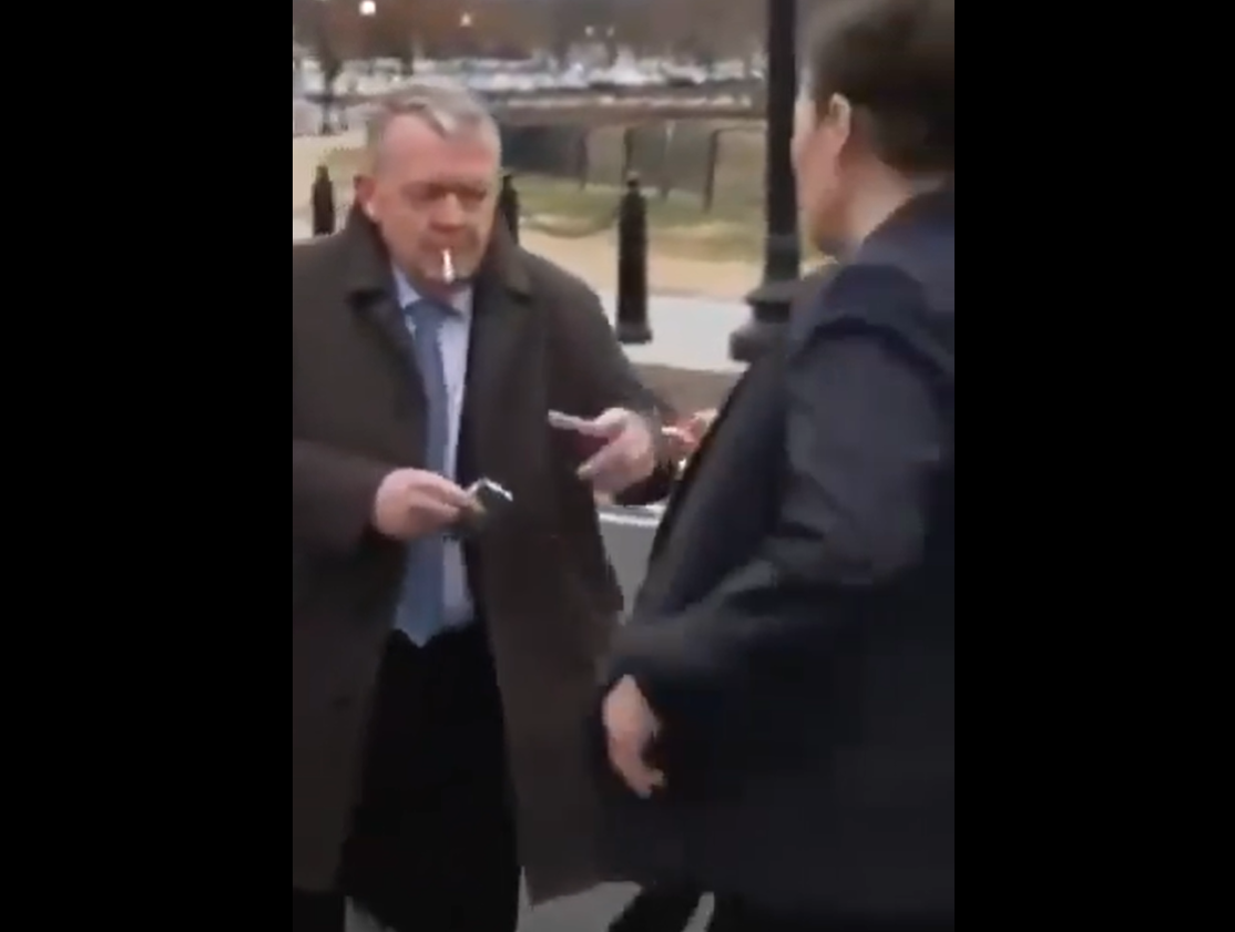 Imagini virale cu șefii diplomațiilor din Danemarca și Groenlanda care fumează „nervos” după discuțiile de la Casa Albă