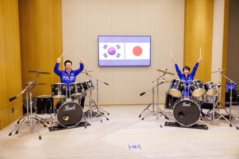 Japan, South Korea leaders promote ties