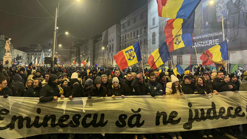 Protest cu mii de oameni scoși în Piața Victoriei de Simion și Târziu. Au fost aruncate panouri metalice în jandarmi