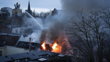 UTRECHT - Emergency services are at the scene of a large fire at a house on Visscherssteeg. Several explosions were heard before the fire. ANP JEROEN JUMELET netherlands out - belgium out