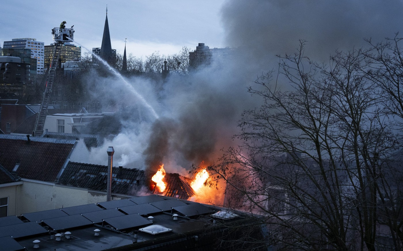 „Explozie uriaşă” urmată de un incendiu în Olanda. Cel puțin 4 oameni au fost răniți