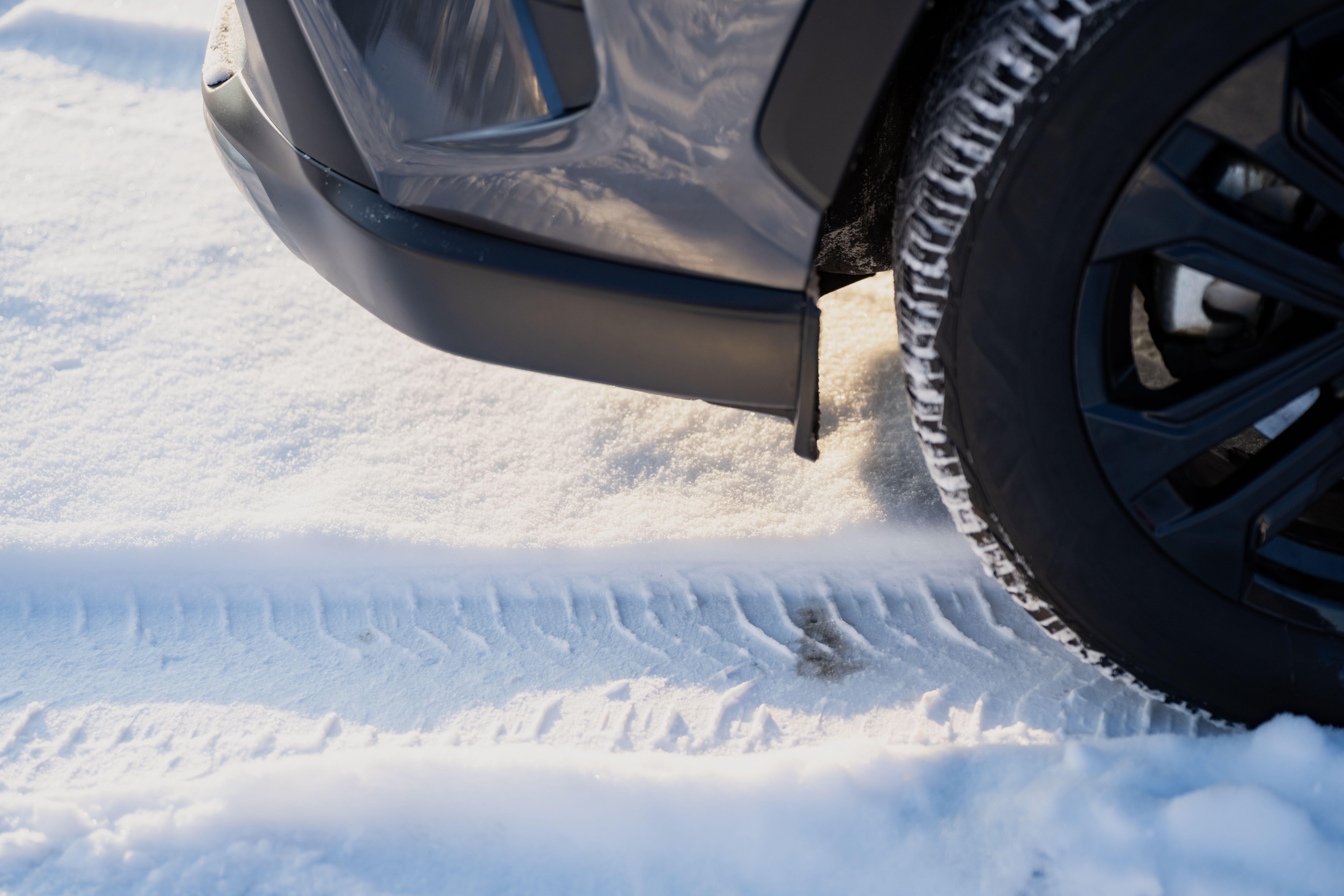 O femeie de 57 de ani a murit prinsă sub roţile propriei maşini, lăsată neasigurată corespunzător în rampă