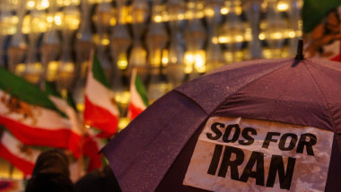 US Embassy, London, UK. 15th January 2026. An emotional crowd gather in front of the American Embassy in London calling for US President Trump to keep his promise to support Iranians in Iran amid reports of mass killings of protesters, despite the communi