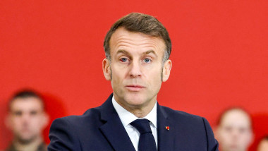 Emmanuel Macron a aparut cu un ochi rosu la un eveniment public