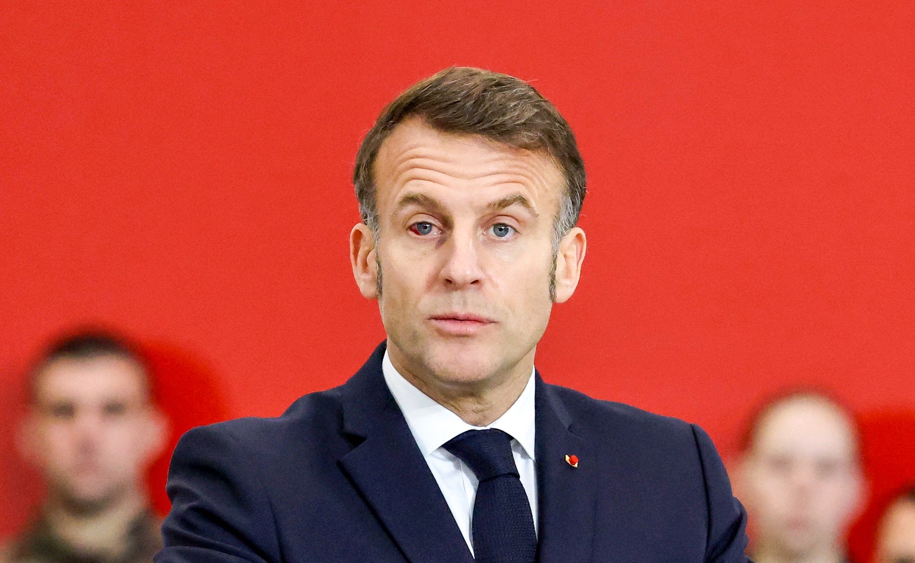 Emmanuel Macron a apărut cu un ochi roşu la un eveniment public. Ce a declarat președintele Franței