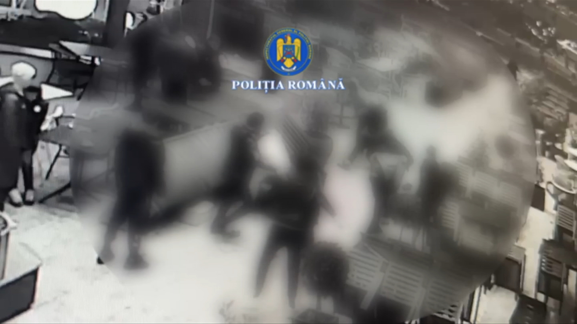 Scandal și bătaie într-un mall din Pitești. 11 tineri, reținuți după o încăierare violentă
