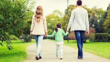 o familie care merge prin parc