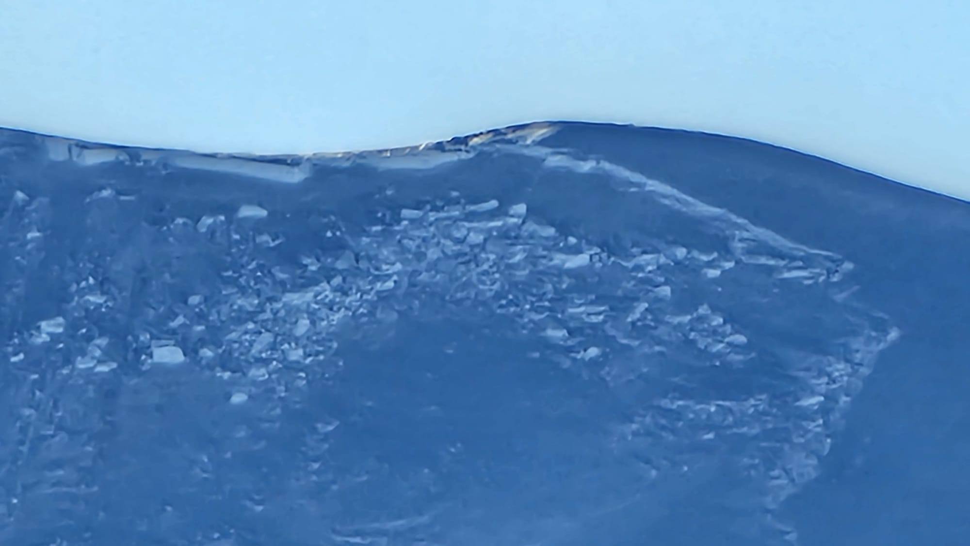 Avalanșă de mari dimensiuni în Munţii Rodnei. Salvamontiştii avertizează asupra riscului de noi avalanșe: „Toată creasta e încărcată”