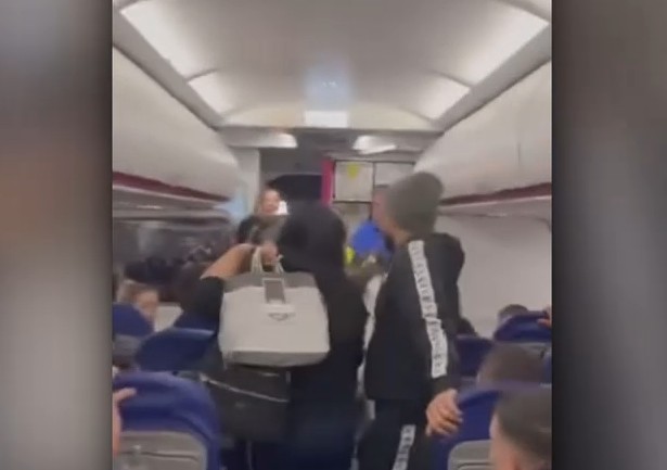 Scandal la bordul unui avion pe Aeroportul din Craiova: O pasageră a fost debarcată și amendată pentru tulburarea liniștii publice