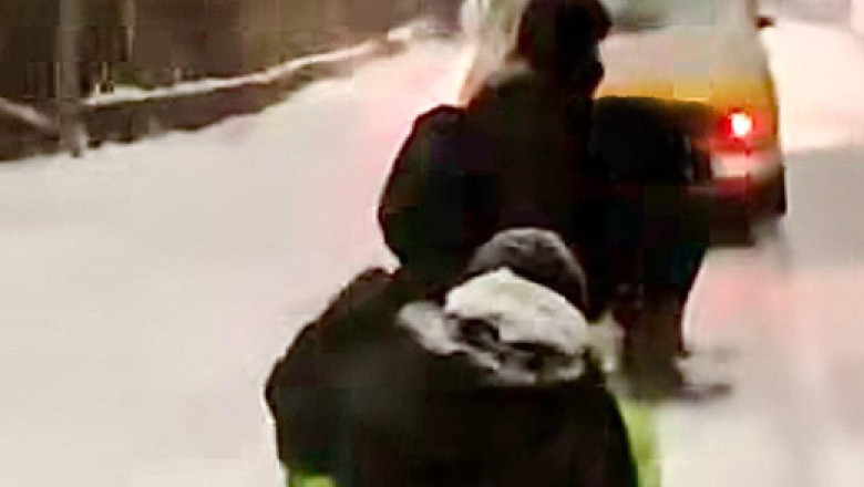 Un adolescent care se dădea cu sania trasă de mașină a murit după ce a fost aruncat într-un cap de pod