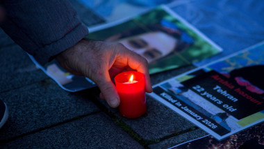 Madrid, Spain. 16th Jan, 2026. A protester places a lit candle next to images of Iranians killed, during a demonstration in front of the United States Embassy in Madrid. Iranian community in Madrid stage a demonstration demanding an end to the violence an