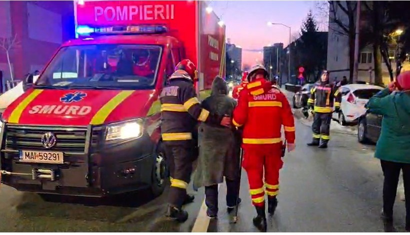 Explozie într-un bloc din Alba Iulia: două persoane rănite, 20 de oameni au fost evacuați