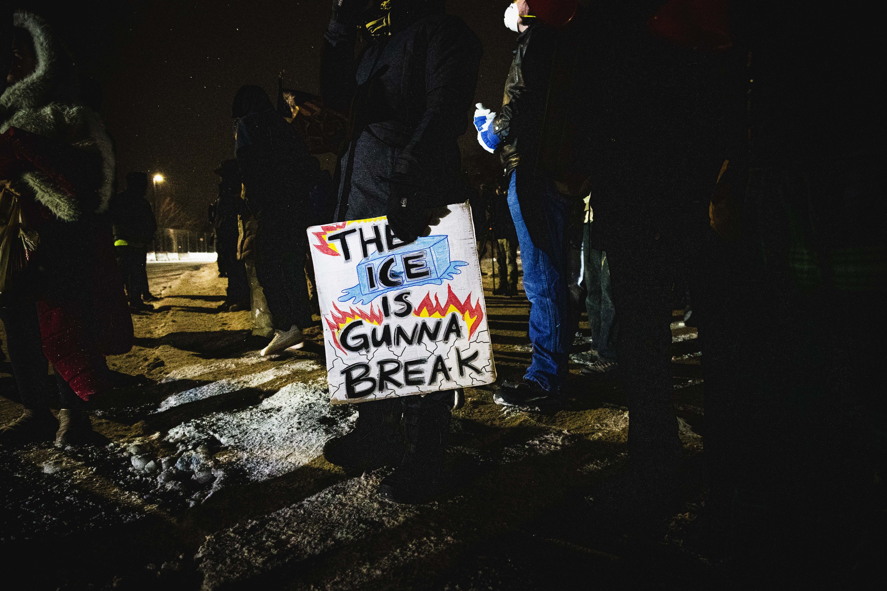 O judecătoare federală din Minnesota limitează tacticile ICE: nu pot aresta sau folosi forța împotriva protestatarilor pașnici
