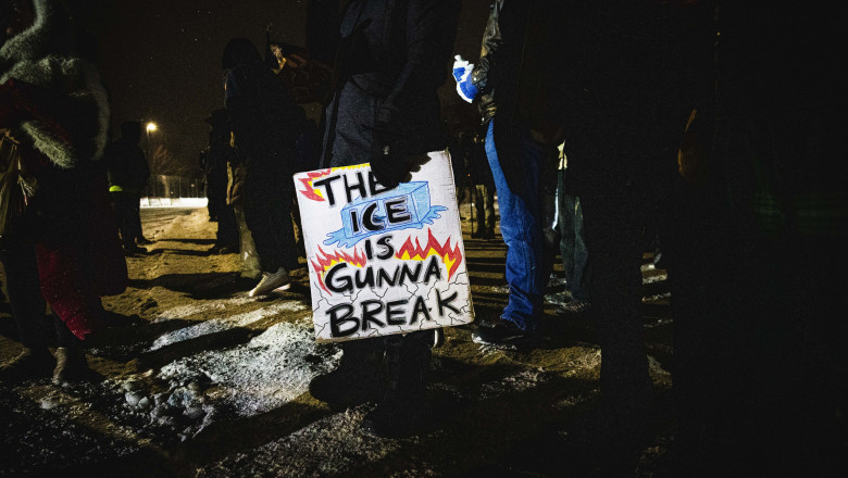 O judecătoare federală din Minnesota limitează tacticile ICE: nu pot aresta sau folosi forța împotriva protestatarilor pașnici