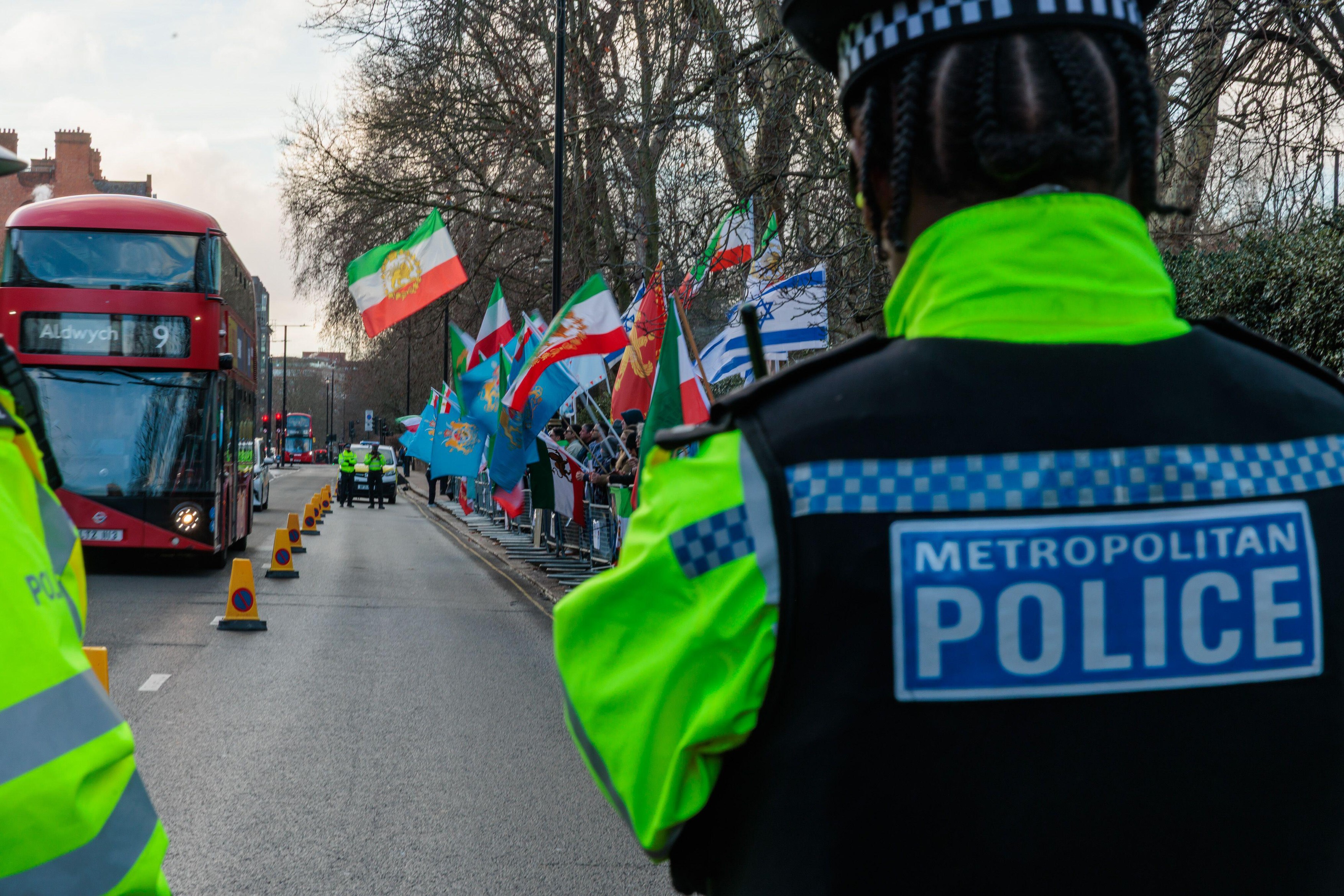 Un protestatar a fost arestat la Londra după ce a urcat pe acoperișul ambasadei Iranului și a dat jos drapelul