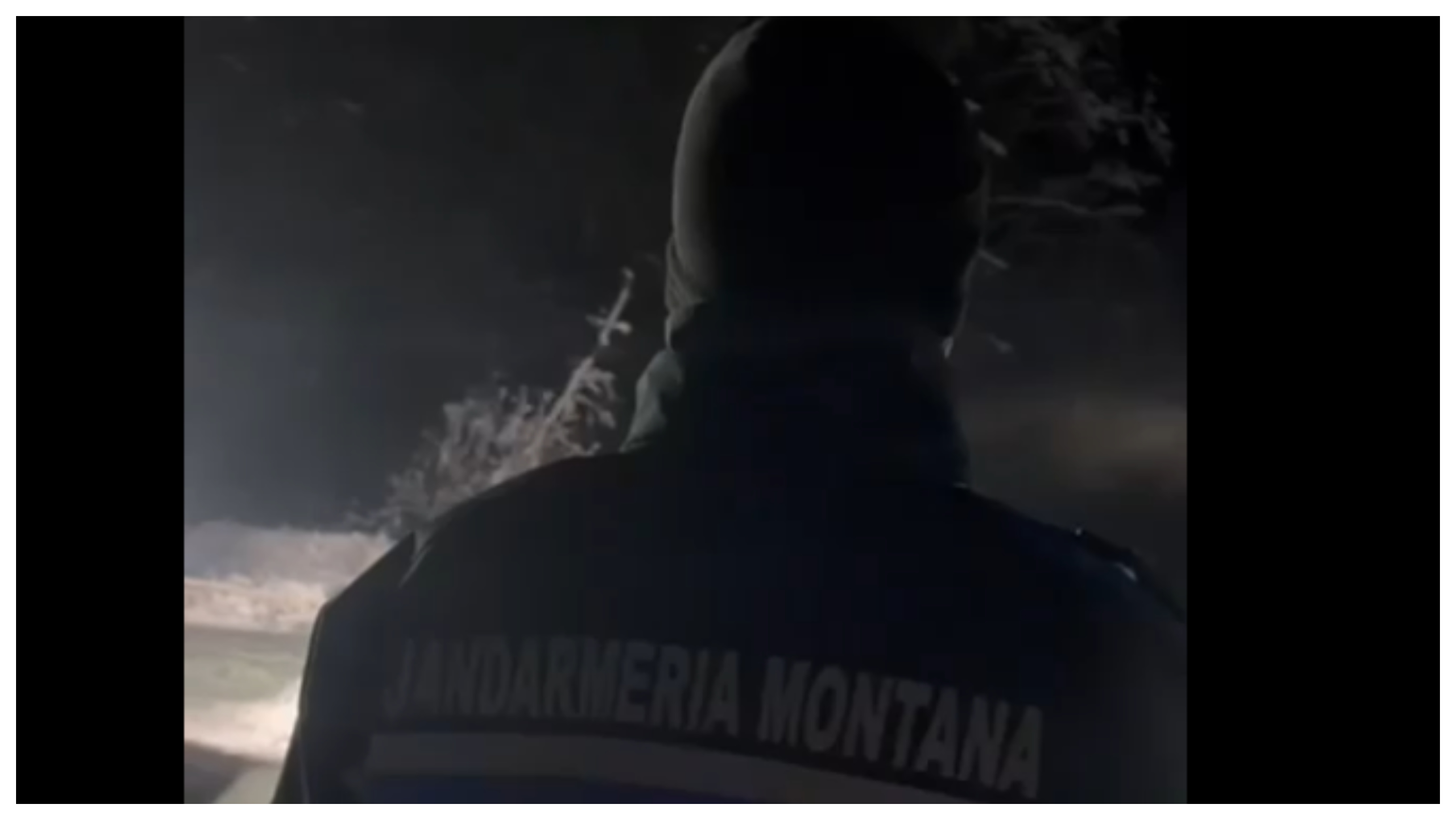 Două ore de luptă cu frigul și zăpada: jandarmii au salvat trei persoane pe un drum forestier din Munții Buzăului