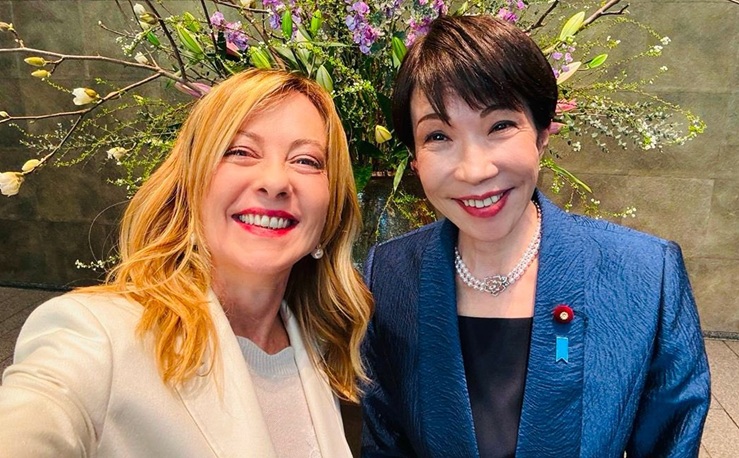 Selfie manga cu Giorgia Meloni și șefa Guvernului din Japonia. Premierul nipon i-a cântat „La mulți ani” și i-a făcut cadouri