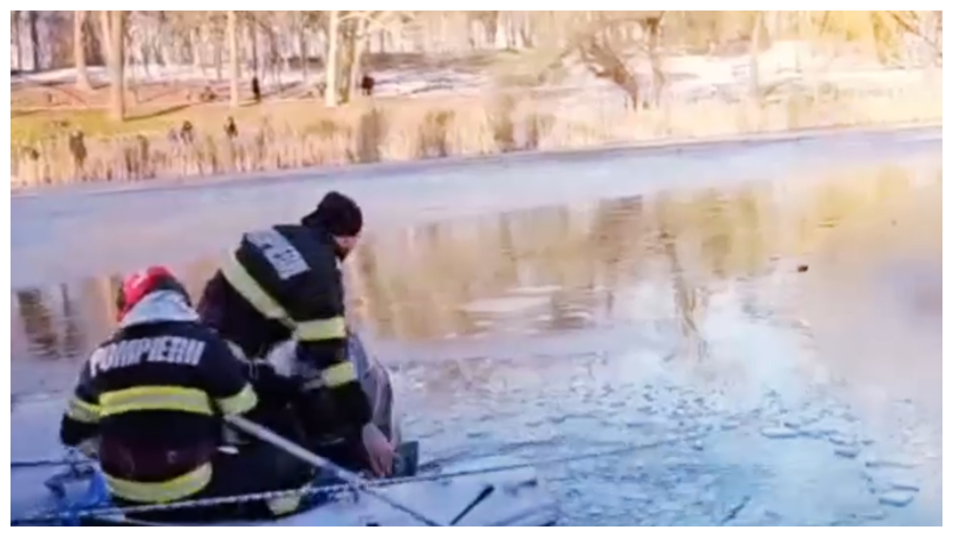 Un nepalez a sărit primul în lacul înghețat, într-un parc din Craiova, pentru a salva o fetiță de 5 ani