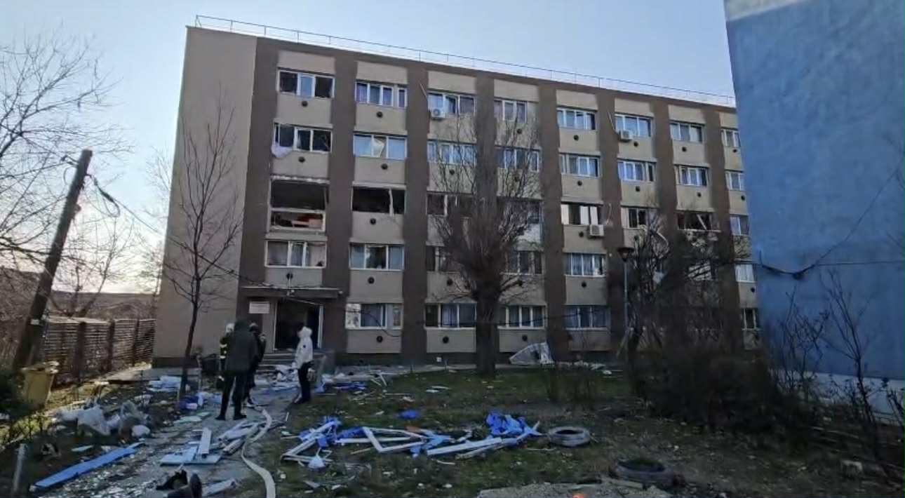 Explozie într-un bloc din Buzău: o persoană a fost rănită. Momentul deflagrației a fost surprins de camere