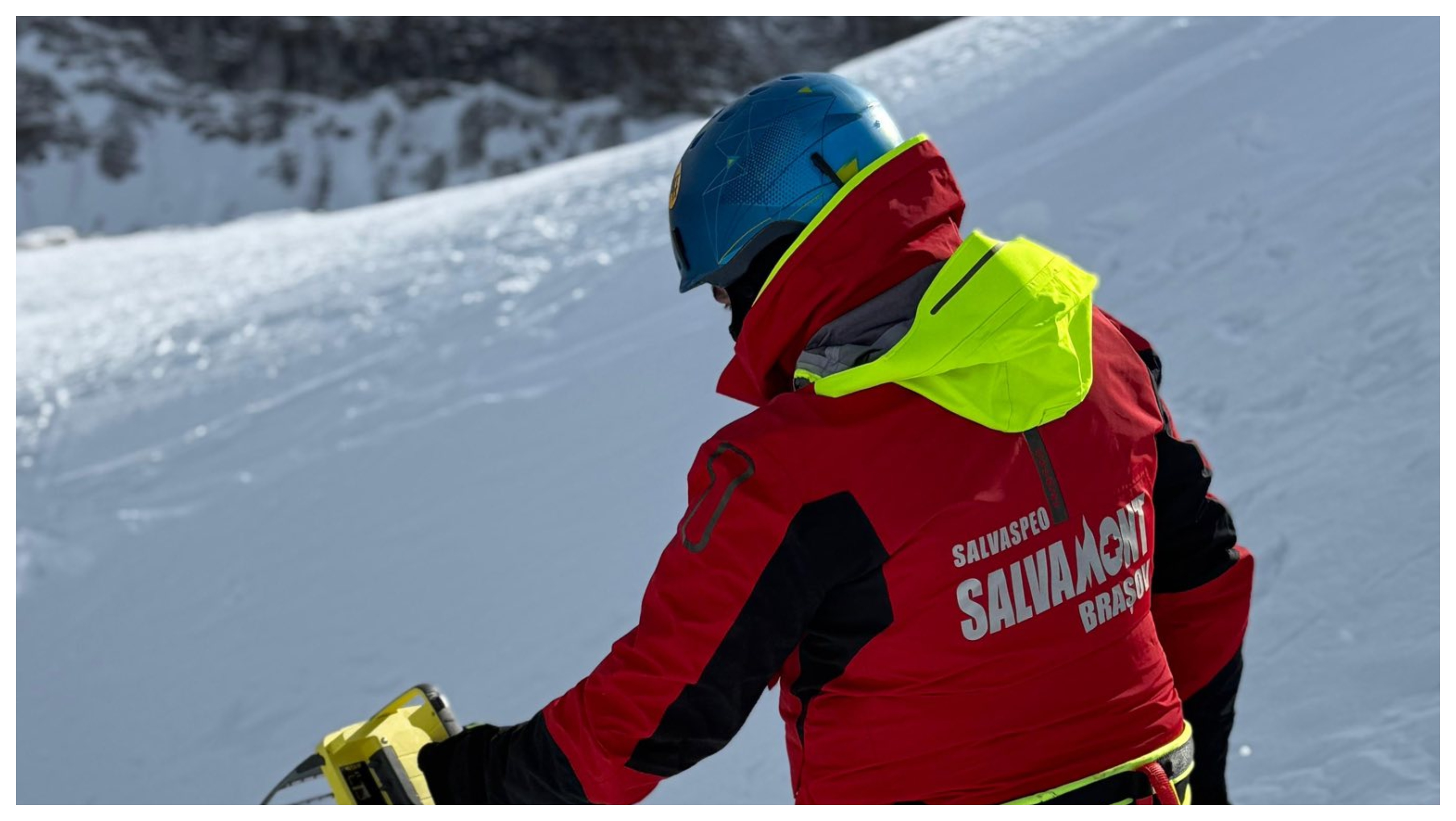 Scandal în Postăvaru: un bărbat a lovit un salvamontist pentru un telefon pierdut în zăpadă