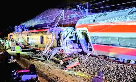 Cel puţin 5 morţi într-un accident feroviar în sudul Spaniei. Multe persoane rănite au rămas blocate în trenurile de mare viteză