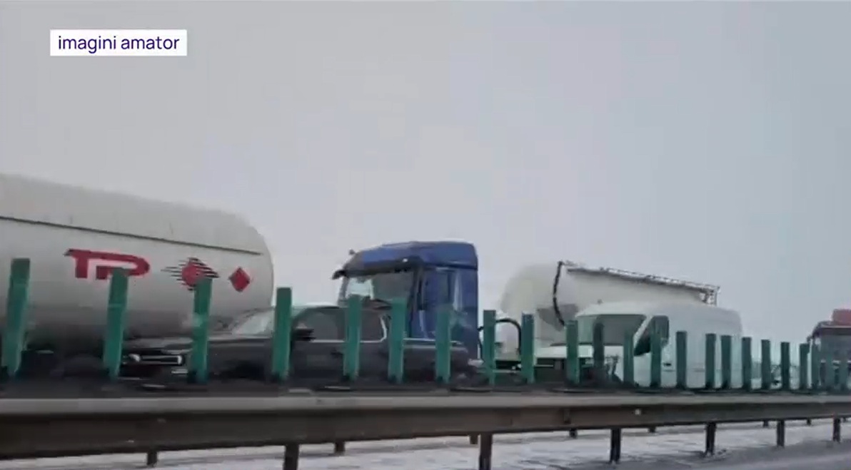 VIDEO Autostrada Soarelui s-a blocat după un accident între două TIR-uri. Coada de mașini se întinde pe kilometri întregi