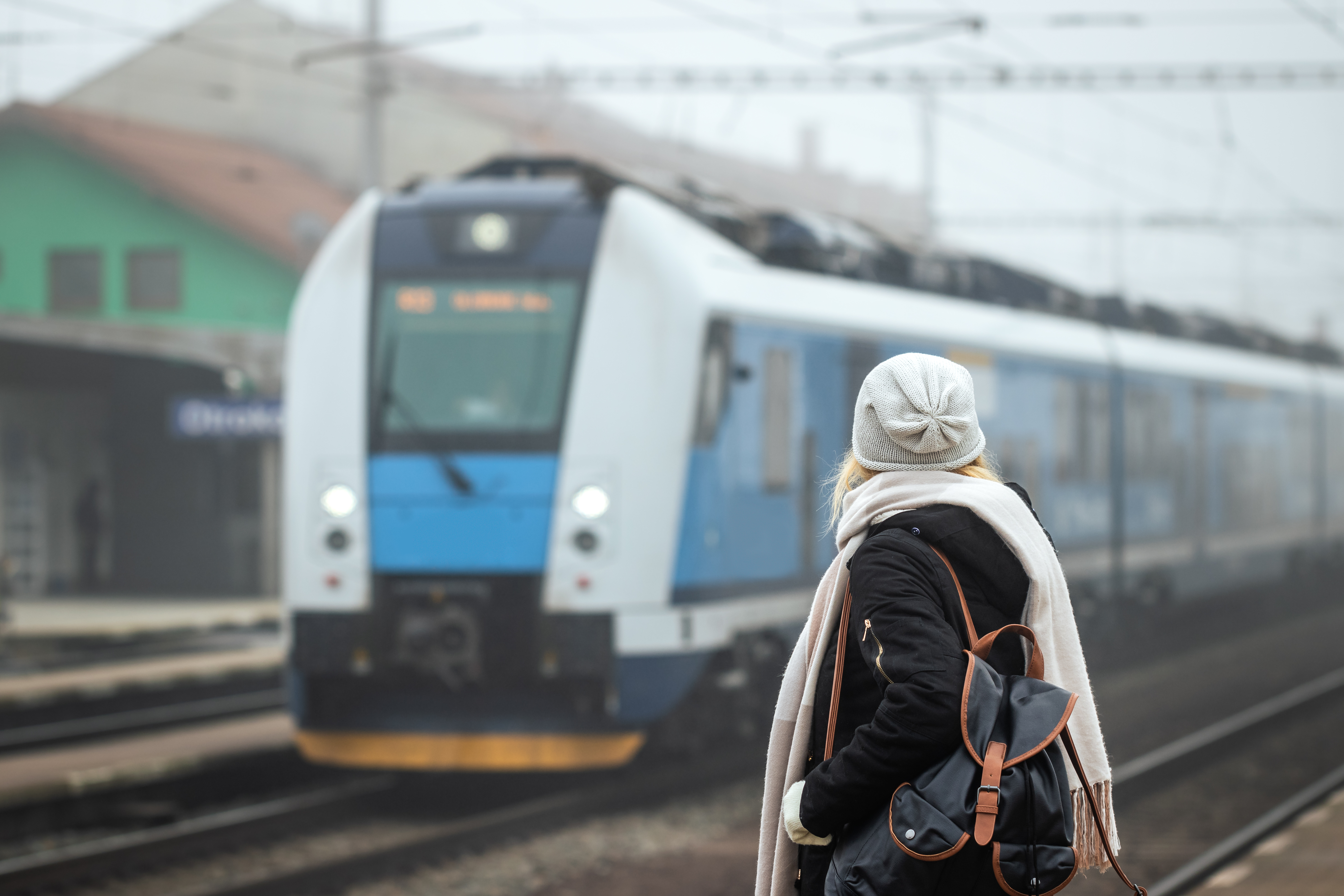 Cum obții despăgubiri pentru trenurile întârziate. Ce sume sunt prevăzute de lege