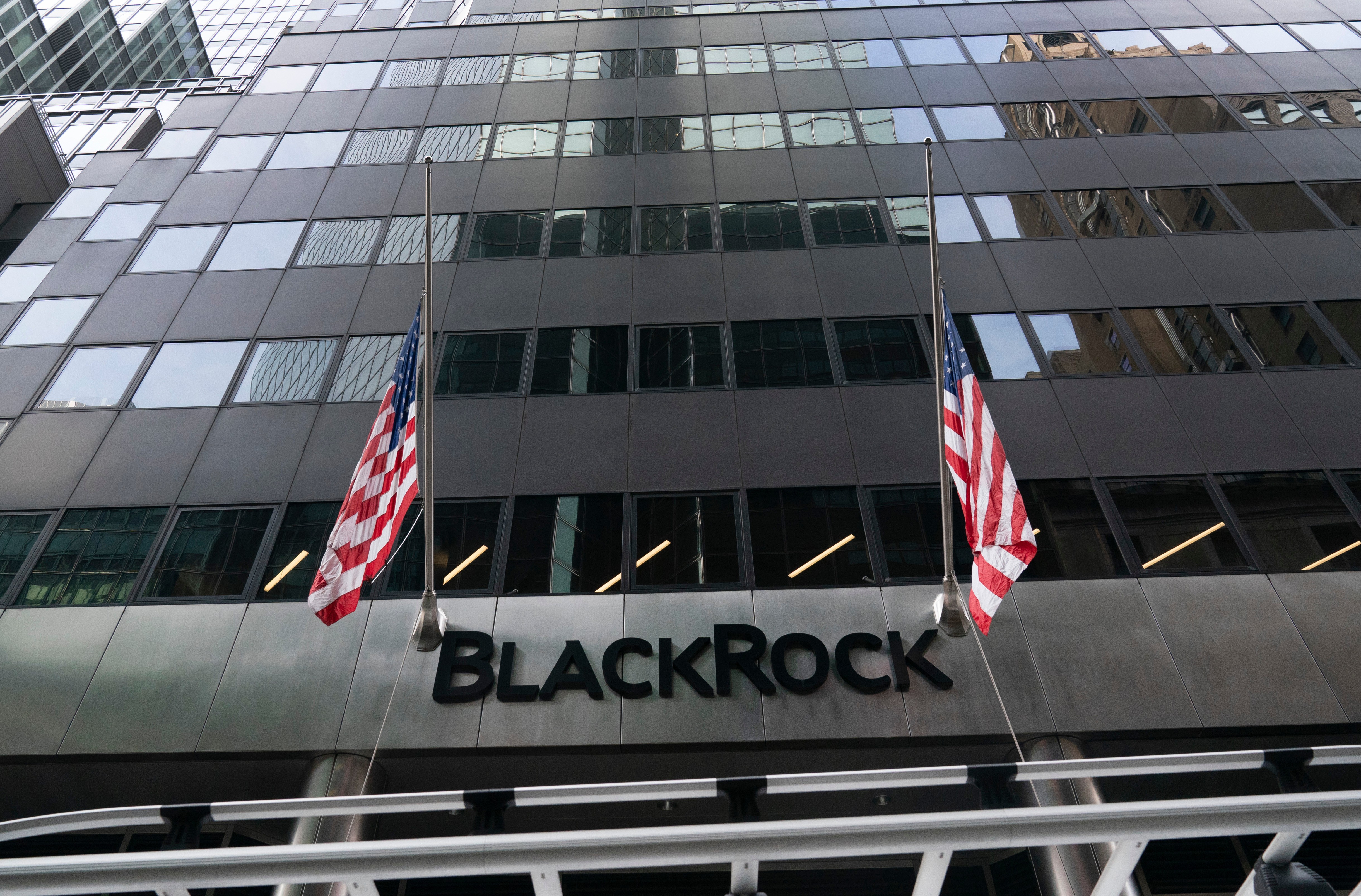 De ce este compania BlackRock în centrul viziunii lui Trump pentru reconstrucția Ucrainei. SUA ar privi pacea ca pe o afacere