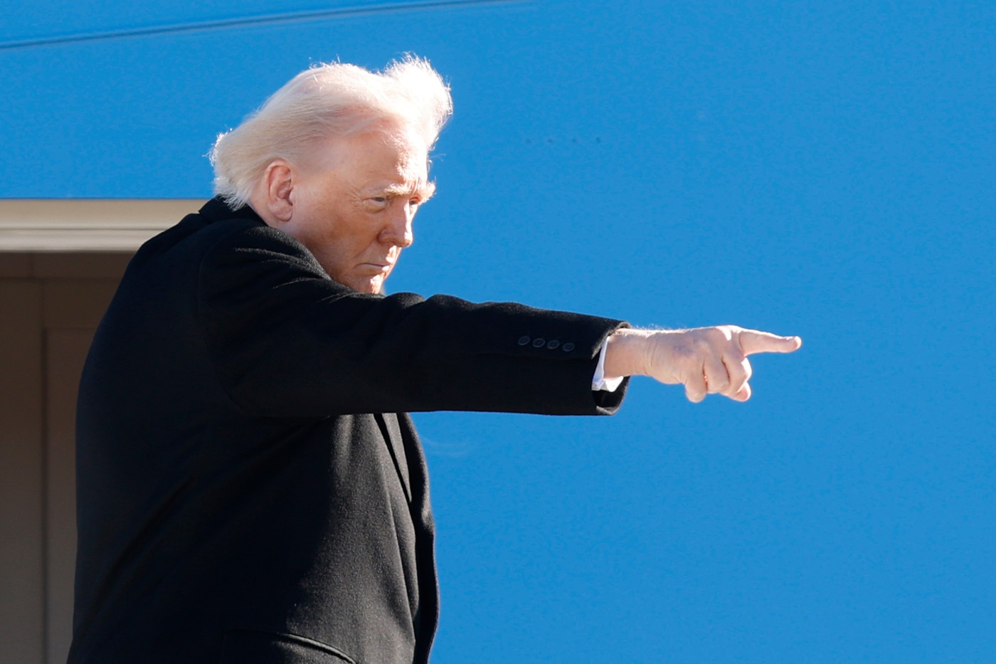 Reacția lui Donald Trump, întrebat de o televiziune americană dacă va folosi forța pentru a lua Groenlanda. Ce a spus despre europeni