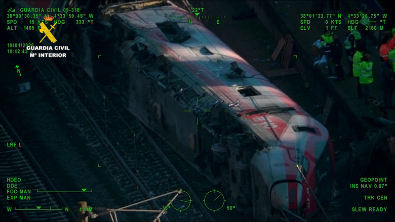 Echipele de intervenție la locul accidentului feroviar din Spania