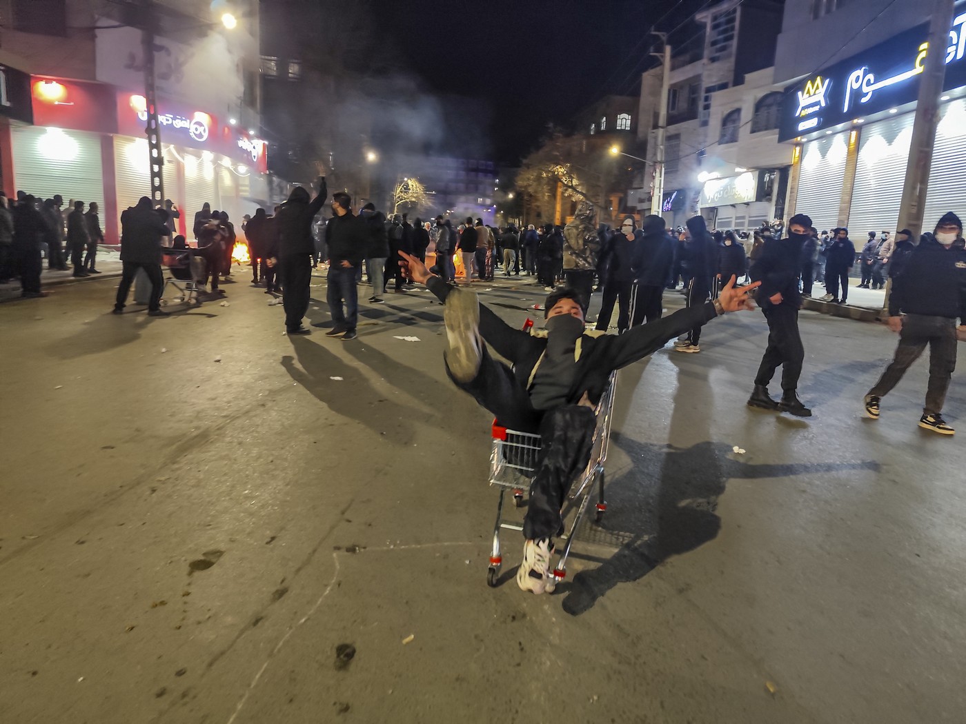 Prințul moștenitor al Iranului îndeamnă la grevă generală, într-un nou mesaj adresat protestatarilor din țară