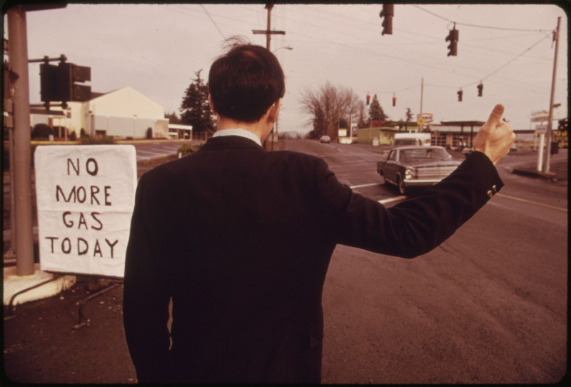 This image illustrates the gas shortage in the Pacific Northwest during December 1973, which led even businessmen to resort to hitchhiking. The shortage was a major issue in the United States during the 1970s.