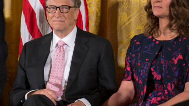 Washington DC, USA. 22nd November, 2016. President Barack Obama awards the Medal of Freedom to Bill and Melinda Gates at the White House . Credit: MediaPunch Inc/Alamy Live News
