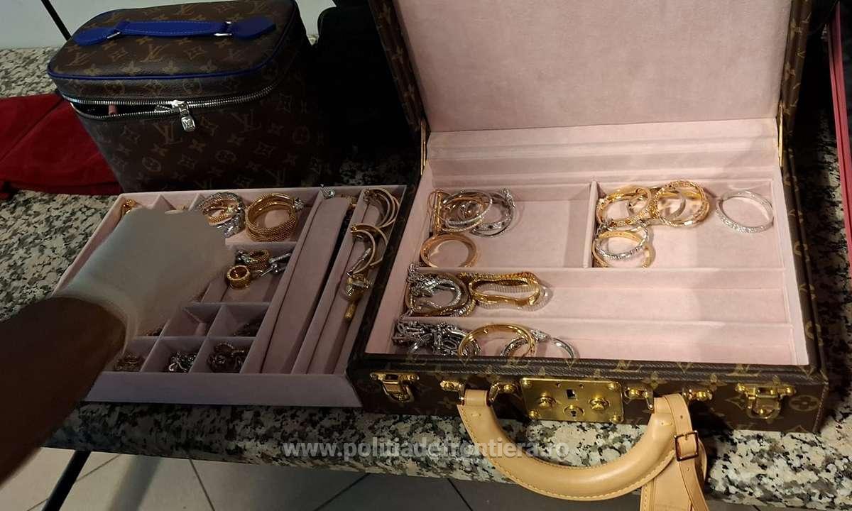 Două românce care veneau din Dubai au fost prinse pe aeroportul Otopeni cu bijuterii, ceasuri și bani, în valoare de 3 milioane de euro