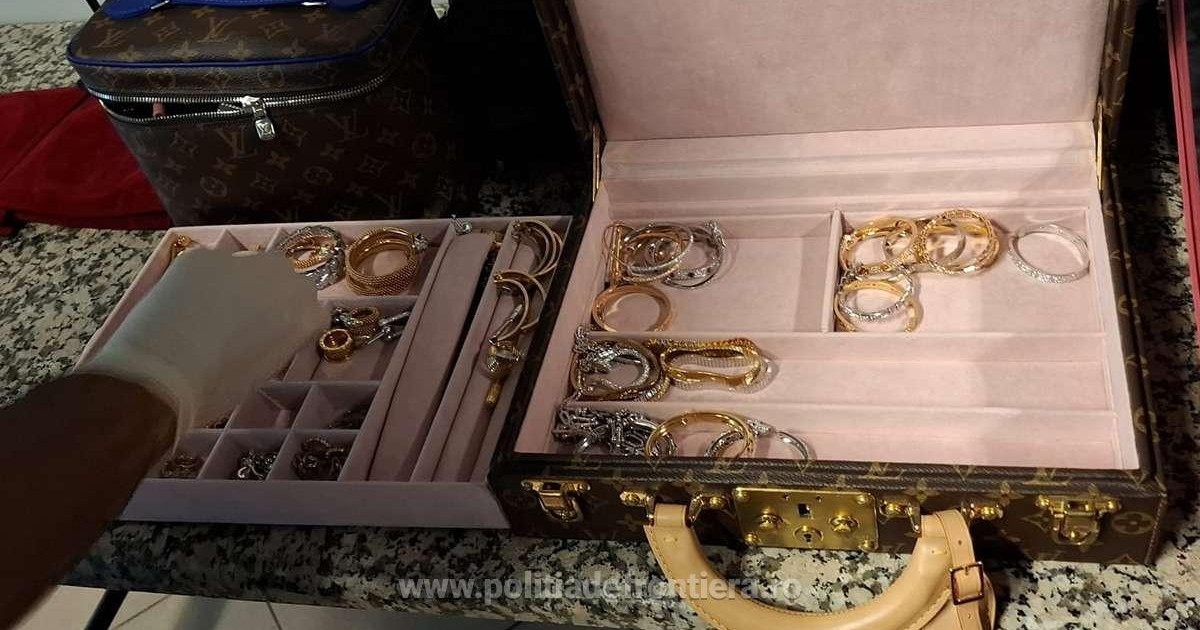 Două românce care veneau din Dubai au fost prinse pe aeroportul Otopeni cu bijuterii, ceasuri și bani, în valoare de 3 milioane de euro