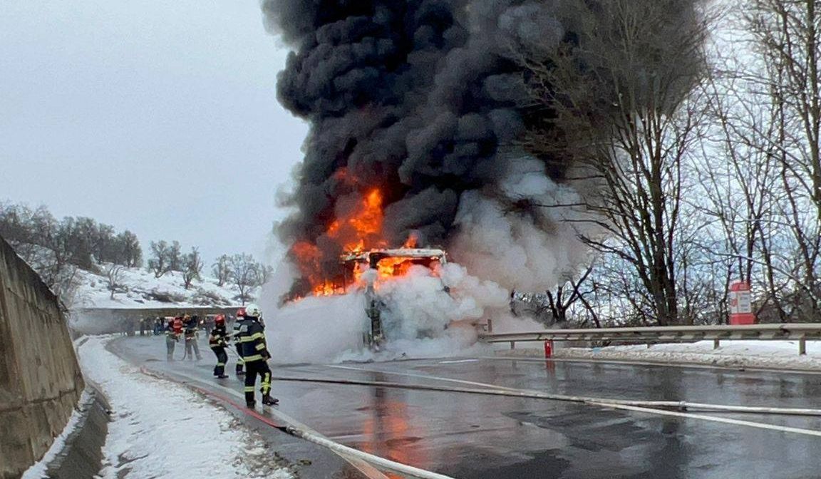 Autocar cu aproape 50 de oameni a luat foc pe o șosea din Mureș. Pompierii intervin pentru stingerea flăcărilor