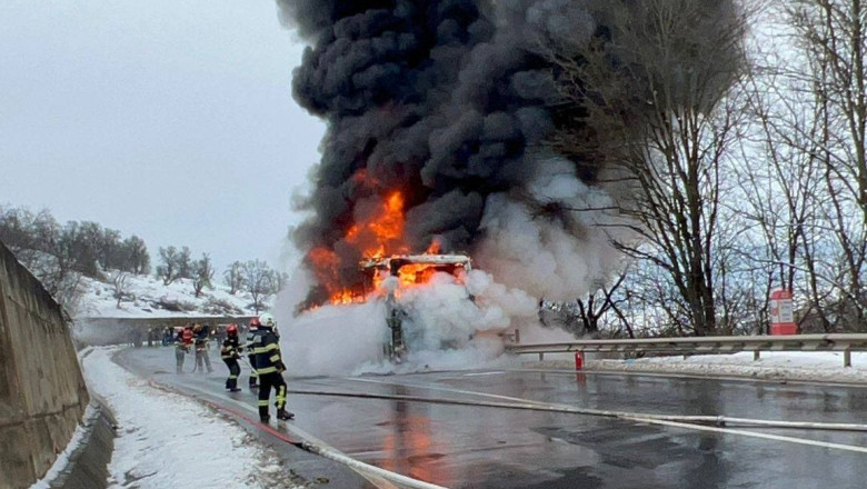 VIDEO  Autocar cu aproape 50 de oameni a luat foc pe o șosea din Mureș. Pompierii intervin pentru stingerea flăcărilor