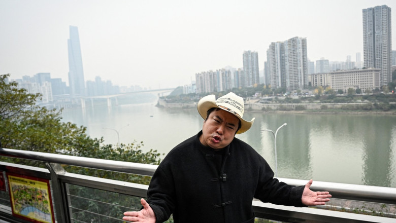 VIDEO  Imită vocea și gesturile președintelui american aproape perfect: chinezul Ryan Chen, „Trump chinezesc”, a devenit un fenomen pe net