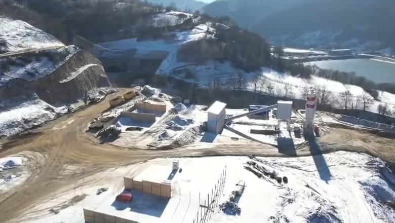 VIDEO  Lucrările pe A1 Sibiu-Piteşti avansează și pe timp de iarnă. Șeful CNAIR: „Săpăturile în versant nu sunt împiedicate de vreme”