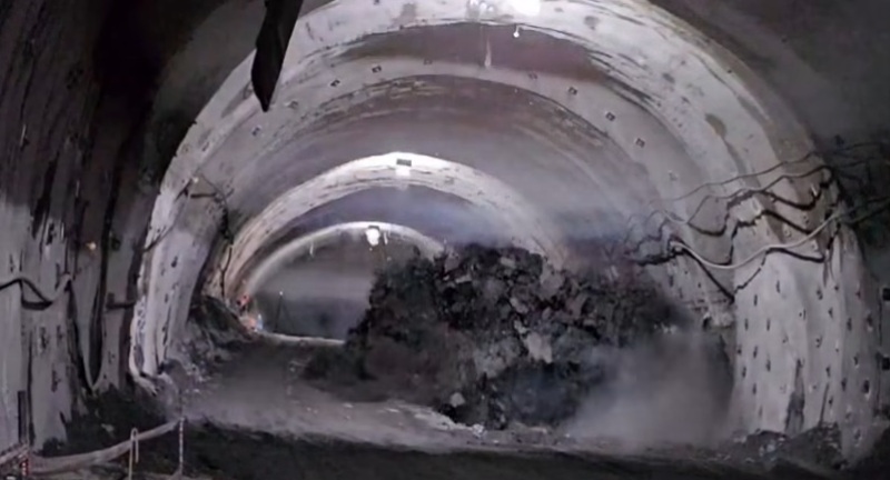 Imagini spectaculoase: Săpături în versant pe șantierul autostrăzii A1 Sibiu-Pitești. Lucrările continuă în ciuda vremii severe