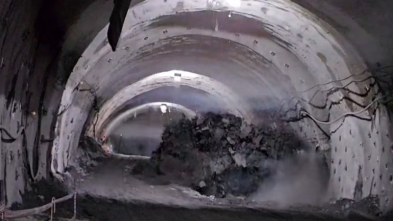 VIDEO  Imagini spectaculoase: Săpături în versant pe șantierul autostrăzii A1 Sibiu-Pitești. Lucrările continuă în ciuda vremii severe