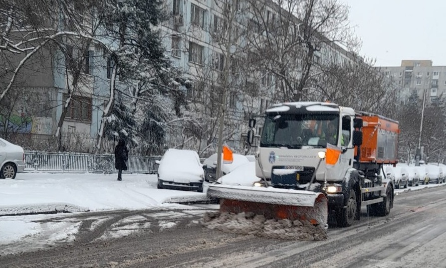 Măsurile anunțate de Primăria Capitalei după ninsorile din București. Pe aeroporturi se circulă în condiții de iarnă