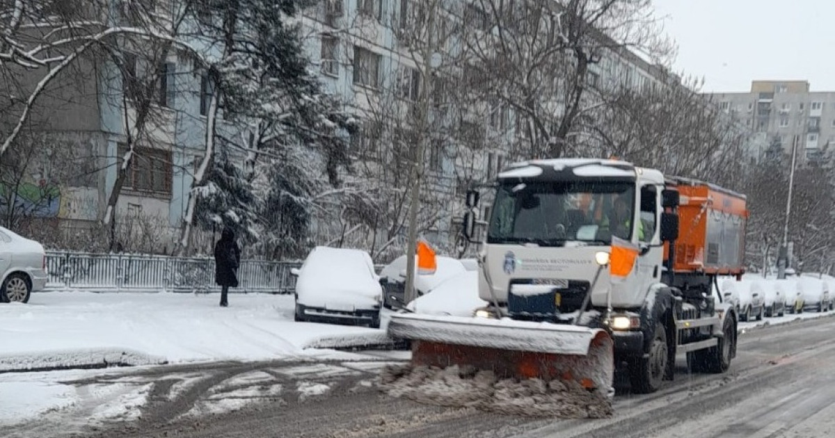 Măsurile anunțate de Primăria Capitalei după ninsorile din București. Pe aeroporturi se circulă în condiții de iarnă